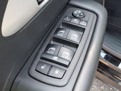 Certified 2025 Chrysler Pacifica Limited FWD image 12