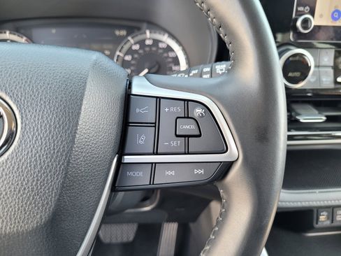 Used 2024 Toyota Highlander LE AWD/4WD image 24