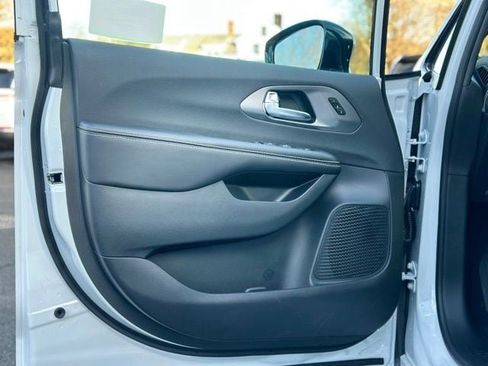 New 2026 Chrysler Pacifica Select w/ S Appearance Package image 10