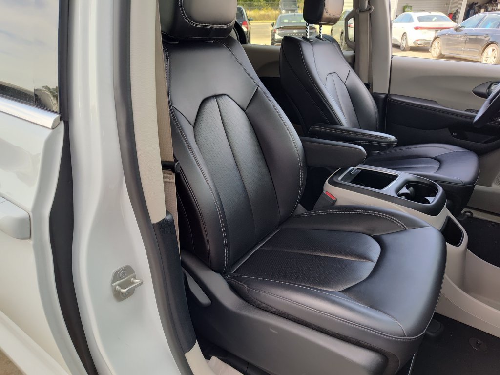 Used 2024 Chrysler Pacifica Limited FWD image 26