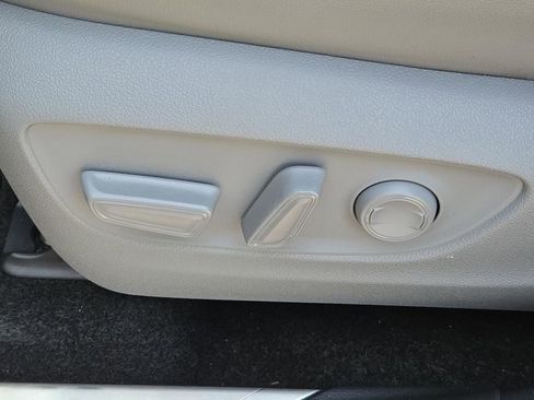 Used 2024 Toyota Highlander XLE FWD image 34