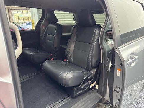 Used 2017 Toyota Sienna SE Premium FWD image 12