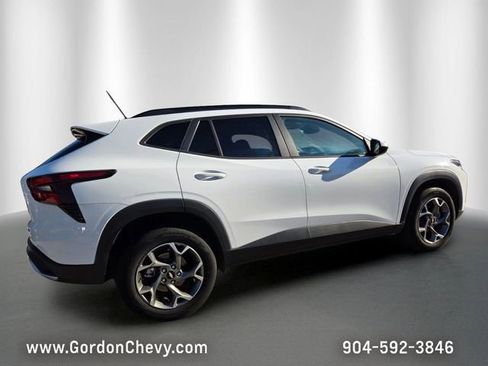 Certified 2025 Chevrolet Trax LT w/ LT Convenience Package FWD image 6