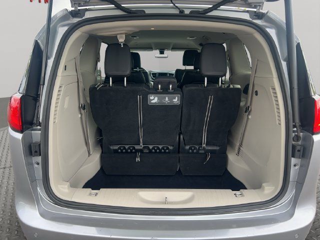 Used 2020 Chrysler Pacifica Touring-L FWD image 26