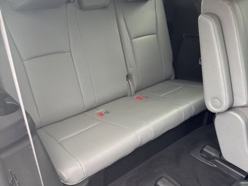 Used 2020 Toyota Highlander XLE image 19