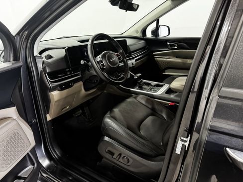 Used 2025 Kia Carnival FWD image 17