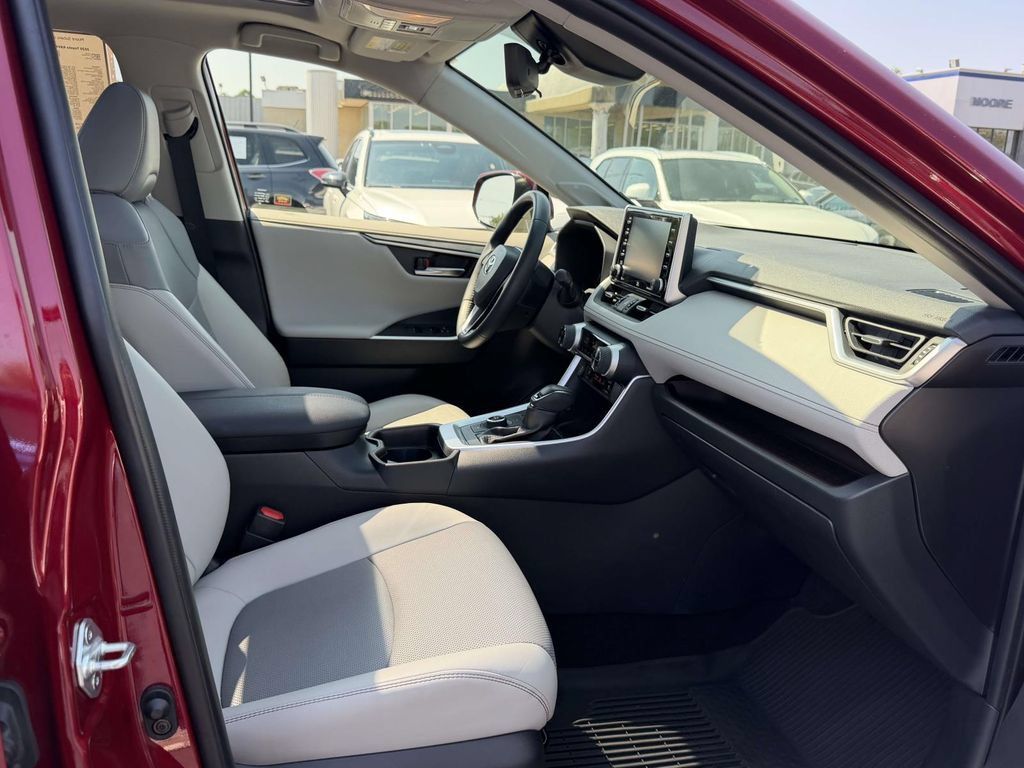 Used 2020 Toyota RAV4 Limited AWD/4WD image 12