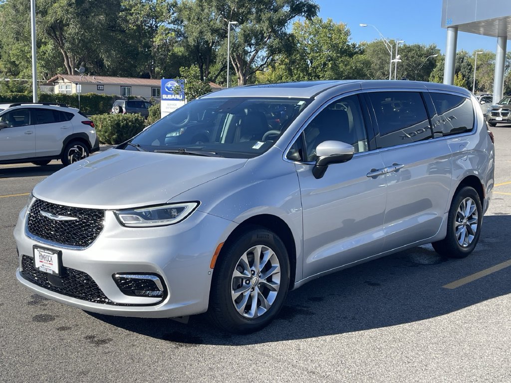 Used 2023 Chrysler Pacifica Touring-L w/ Uconnect Theater Family Group AWD/4WD image 3