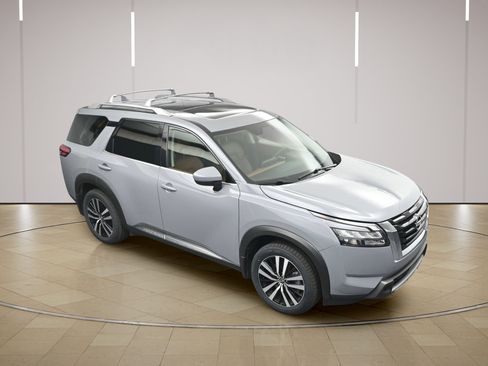Certified 2025 Nissan Pathfinder Platinum w/ Cargo Package FWD image 35
