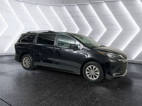 Used 2024 Toyota Sienna XLE image 1