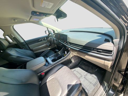 Used 2025 Kia Carnival FWD image 31