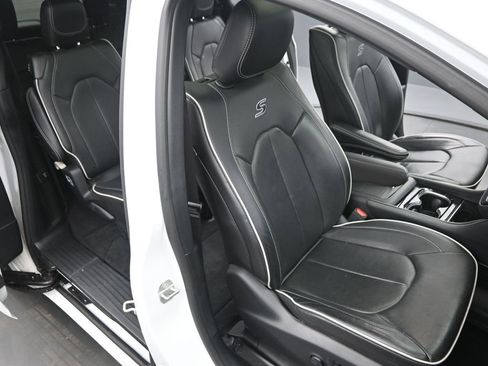 Used 2023 Chrysler Pacifica Limited w/ Uconnect Theater Family Group image 19