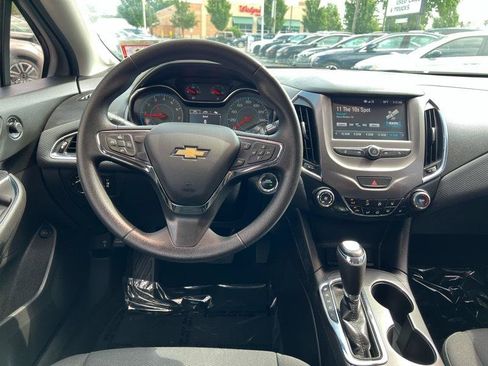 Used 2018 Chevrolet Cruze LT w/ Convenience Package FWD image 12