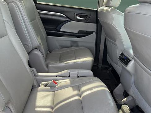 Used 2018 Toyota Highlander Limited Platinum AWD/4WD image 22