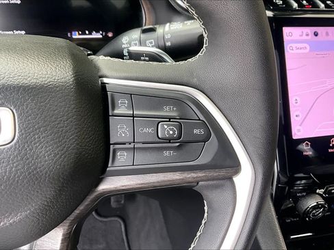 Used 2025 Jeep Grand Cherokee Limited w/ Luxury Tech Group II AWD/4WD image 24