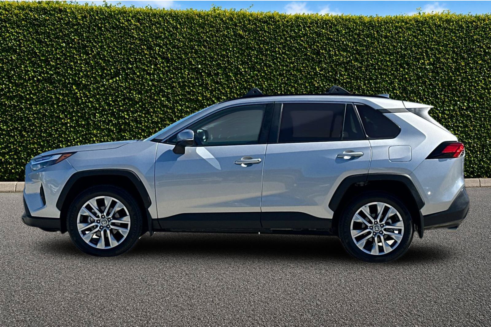 Used 2023 Toyota RAV4 XLE Premium FWD image 7