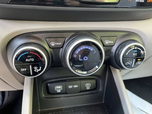 Used 2025 Hyundai Venue SEL FWD image 22