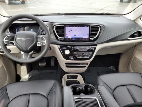 Used 2024 Chrysler Pacifica Limited FWD image 8