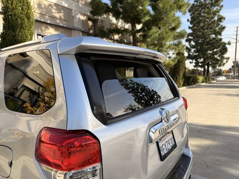 Used 2012 Toyota 4Runner SR5 w/ Convenience Pkg image 18