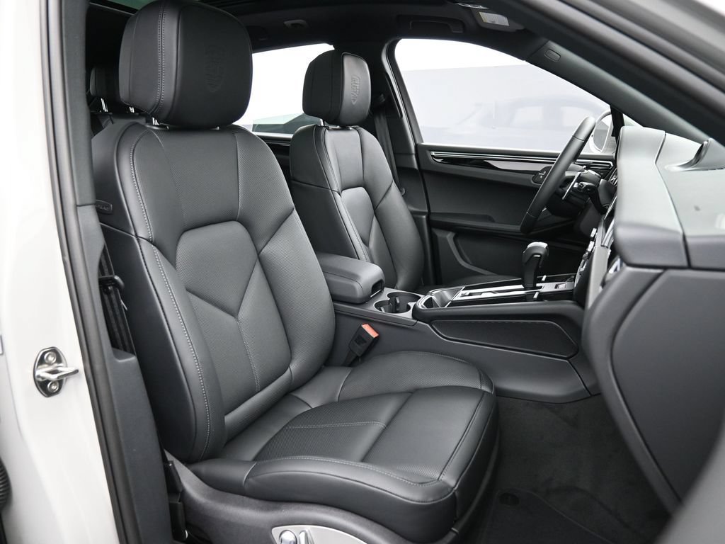 Certified 2026 Porsche Macan AWD/4WD image 31
