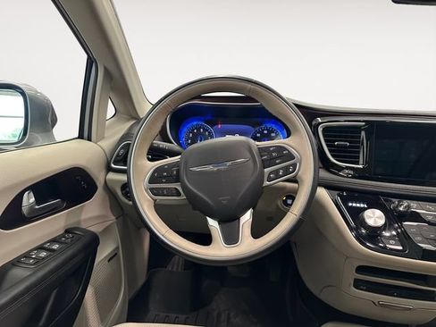Used 2017 Chrysler Pacifica Limited FWD image 12