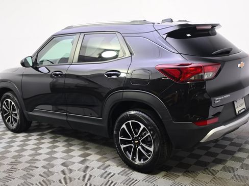 Used 2025 Chevrolet TrailBlazer LT AWD/4WD image 3