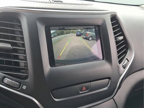 Used 2019 Jeep Cherokee Latitude Plus image 19