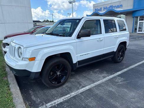 Used 2017 Jeep Patriot Latitude AWD/4WD image 3