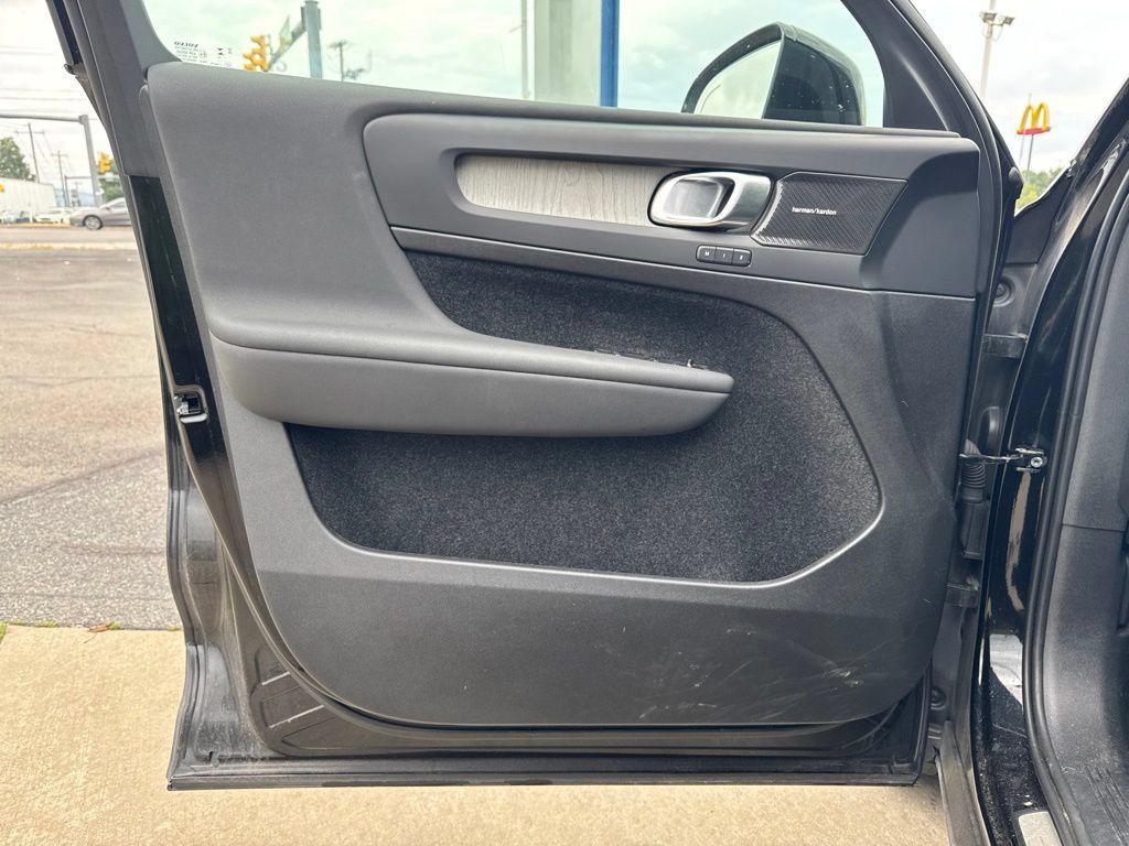 Certified 2025 Volvo XC40 B5 Plus w/ Protection Package Premier AWD/4WD image 9