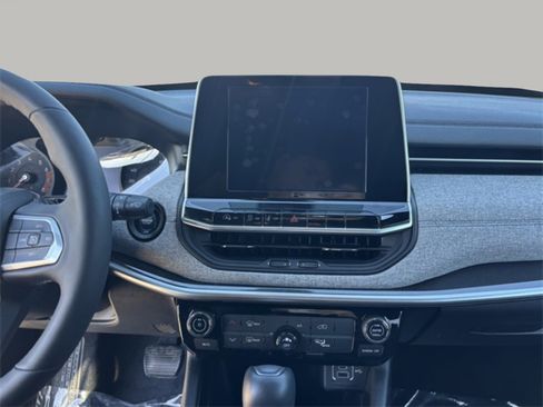 Used 2025 Jeep Compass Latitude image 15