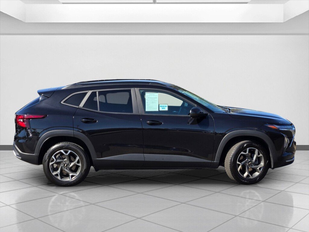 Used 2024 Chevrolet Trax LT FWD image 4