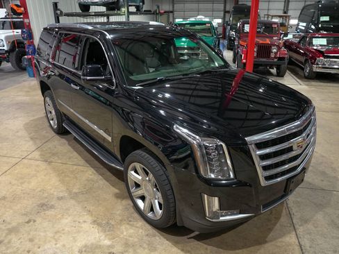Used 2017 Cadillac Escalade Luxury AWD/4WD image 14