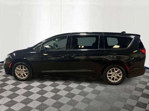 Used 2023 Chrysler Pacifica Touring-L FWD image 2