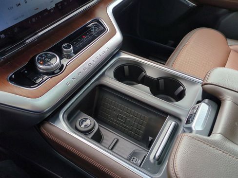 Used 2025 Ford Expedition King Ranch image 29