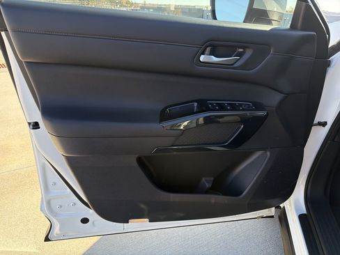 Used 2022 Nissan Pathfinder SV image 14