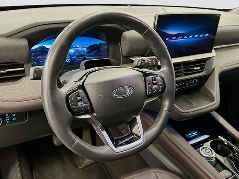 Used 2025 Ford Explorer Platinum w/ LUX Leather Package image 18