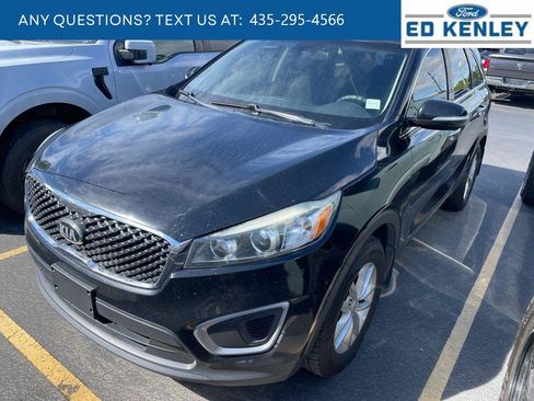 Used 2017 Kia Sorento FWD w/ LX Convenience Package image 2