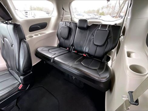 Used 2024 Chrysler Pacifica Touring-L image 16