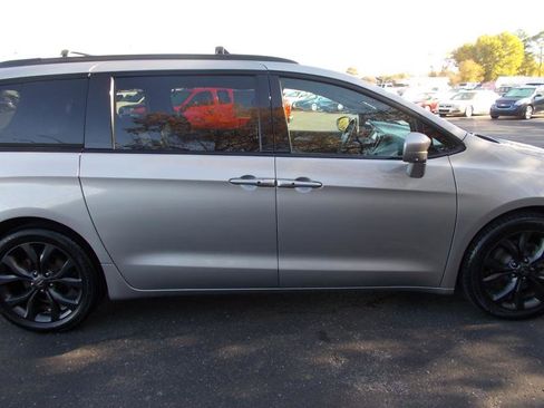 Used 2019 Chrysler Pacifica Touring-L Plus w/ Advanced Safetytec Group image 12