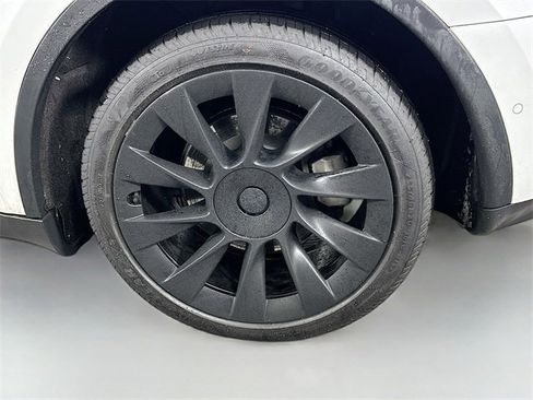 Used 2022 Tesla Model Y Long Range image 27