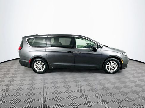 Certified 2023 Chrysler Pacifica Touring-L FWD image 13