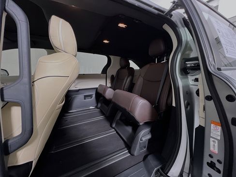 Used 2021 Toyota Sienna Platinum image 29