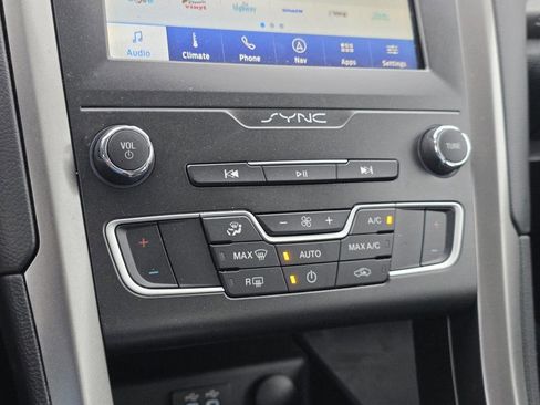 Used 2020 Ford Fusion SE FWD image 23