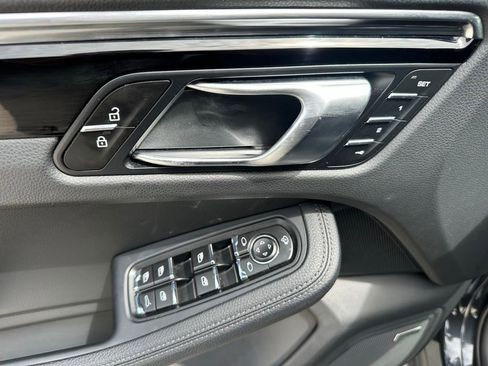 Certified 2025 Porsche Macan AWD/4WD image 17