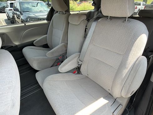 Used 2020 Toyota Sienna LE FWD image 22