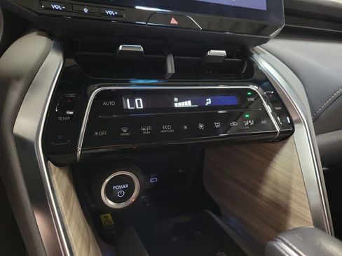 Used 2023 Toyota Venza XLE AWD/4WD image 18