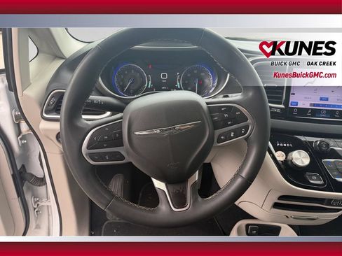 Used 2024 Chrysler Pacifica Touring-L FWD image 15