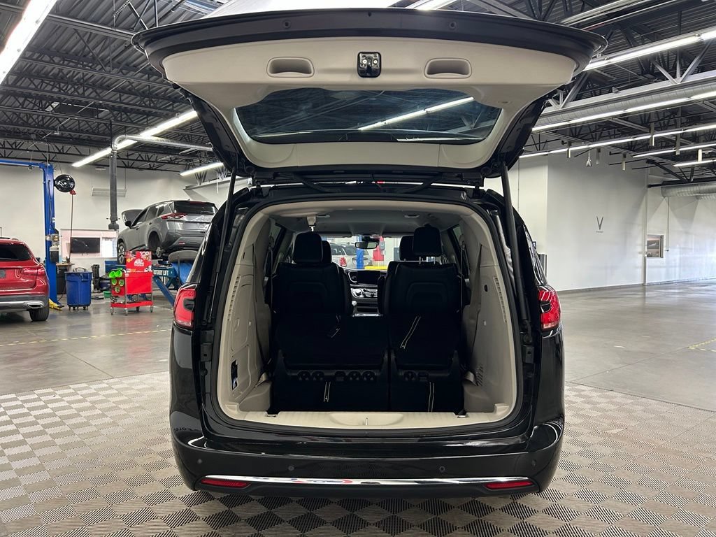 Used 2023 Chrysler Pacifica Touring-L FWD image 7