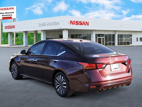 Used 2023 Nissan Altima 2.5 SV w/ SV Premium Package image 3