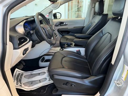 Used 2024 Chrysler Pacifica Touring-L image 17